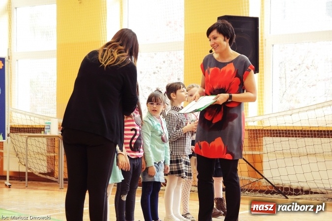 Zdjęcie w galerii na portalu naszraciborz.pl: Pierwszokolasiści SP 13 dołączyli do grona świetlików  wiadomości z regionu