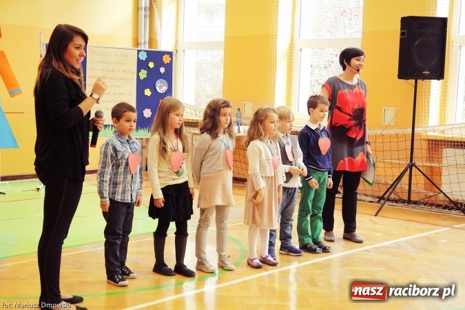 Zdjęcie w galerii na portalu naszraciborz.pl: Pierwszokolasiści SP 13 dołączyli do grona świetlików  wiadomości z regionu