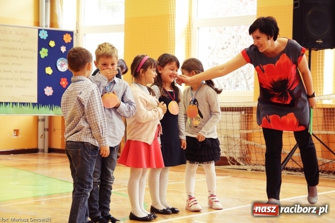 Zdjęcie w galerii na portalu naszraciborz.pl: Pierwszokolasiści SP 13 dołączyli do grona świetlików  wiadomości z regionu