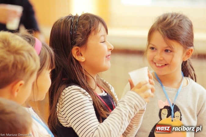 Zdjęcie w galerii na portalu naszraciborz.pl: Pierwszokolasiści SP 13 dołączyli do grona świetlików  wiadomości z regionu