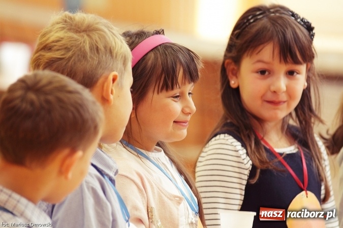 Zdjęcie w galerii na portalu naszraciborz.pl: Pierwszokolasiści SP 13 dołączyli do grona świetlików  wiadomości z regionu
