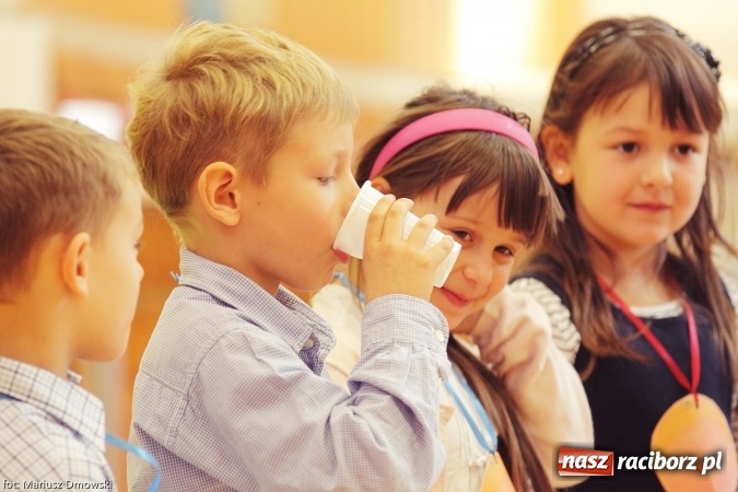 Zdjęcie w galerii na portalu naszraciborz.pl: Pierwszokolasiści SP 13 dołączyli do grona świetlików  wiadomości z regionu