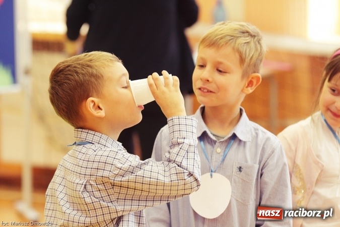 Zdjęcie w galerii na portalu naszraciborz.pl: Pierwszokolasiści SP 13 dołączyli do grona świetlików  wiadomości z regionu
