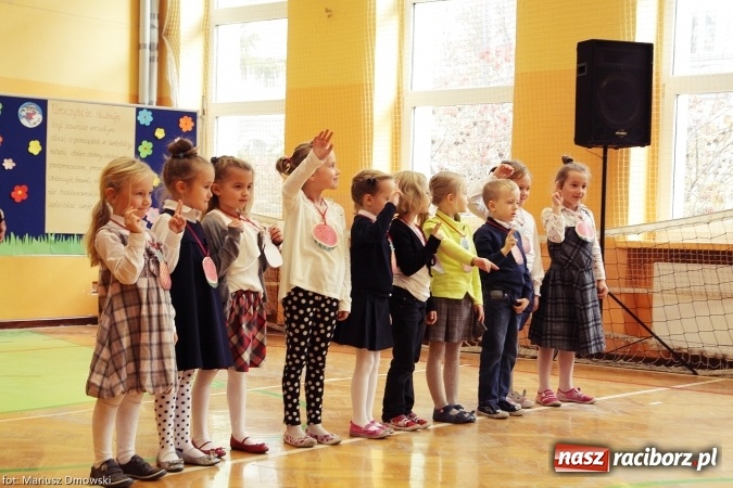 Zdjęcie w galerii na portalu naszraciborz.pl: Pierwszokolasiści SP 13 dołączyli do grona świetlików  wiadomości z regionu