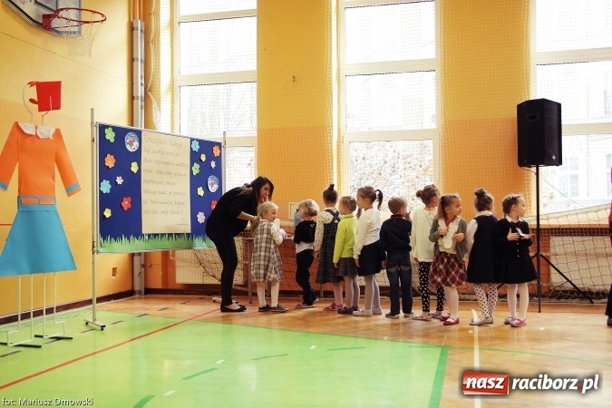 Zdjęcie w galerii na portalu naszraciborz.pl: Pierwszokolasiści SP 13 dołączyli do grona świetlików  wiadomości z regionu