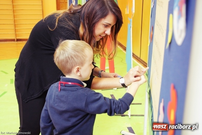 Zdjęcie w galerii na portalu naszraciborz.pl: Pierwszokolasiści SP 13 dołączyli do grona świetlików  wiadomości z regionu