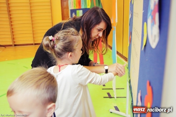 Zdjęcie w galerii na portalu naszraciborz.pl: Pierwszokolasiści SP 13 dołączyli do grona świetlików  wiadomości z regionu