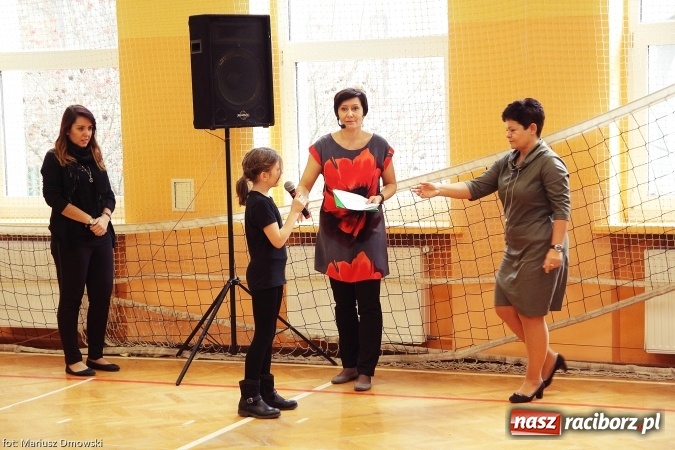 Zdjęcie w galerii na portalu naszraciborz.pl: Pierwszokolasiści SP 13 dołączyli do grona świetlików  wiadomości z regionu