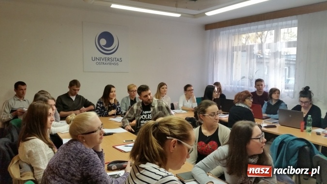 Zdjęcie w galerii na portalu naszraciborz.pl: Studenci III roku filologii słowiańskiej profilu czeskiego na warsztatach przekładowych na Wydziale Filologicznym Uniwersytetu Ostrawskiego wiadomości z regionu