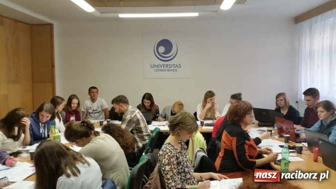 Zdjęcie w galerii na portalu naszraciborz.pl: Studenci III roku filologii słowiańskiej profilu czeskiego na warsztatach przekładowych na Wydziale Filologicznym Uniwersytetu Ostrawskiego wiadomości z regionu
