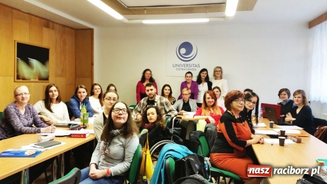 Zdjęcie w galerii na portalu naszraciborz.pl: Studenci III roku filologii słowiańskiej profilu czeskiego na warsztatach przekładowych na Wydziale Filologicznym Uniwersytetu Ostrawskiego wiadomości z regionu