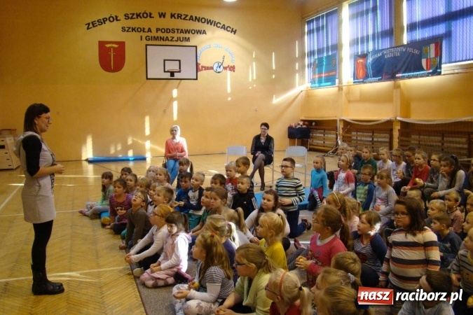 Zdjęcie w galerii na portalu naszraciborz.pl: Uczniowie Szkoły Podstawowej w Krzanowicach w Krainie Bajek wiadomości z regionu