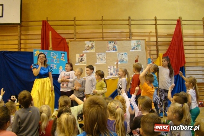 Zdjęcie w galerii na portalu naszraciborz.pl: Uczniowie Szkoły Podstawowej w Krzanowicach w Krainie Bajek wiadomości z regionu