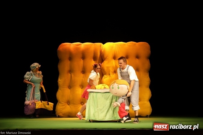 Zdjęcie w galerii na portalu naszraciborz.pl: Jaś i Małgosia w RCK przy pełnej widowni wiadomości z regionu