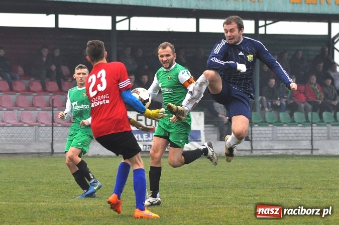 Zdjęcie w galerii na portalu naszraciborz.pl: Gol w doliczonym czasie dał trzy punkty Rudom wiadomości z regionu
