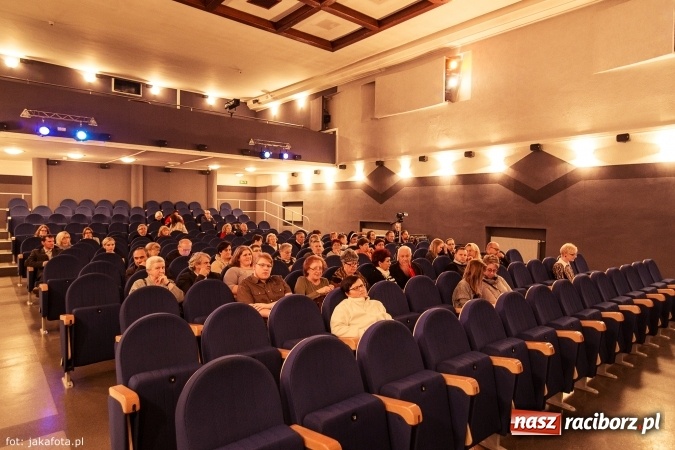 Zdjęcie w galerii na portalu naszraciborz.pl: Klimatyczne Zaduszki Poetyckie na scenie Strzechy wiadomości z regionu