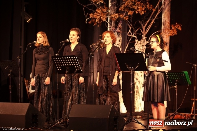 Zdjęcie w galerii na portalu naszraciborz.pl: Klimatyczne Zaduszki Poetyckie na scenie Strzechy wiadomości z regionu