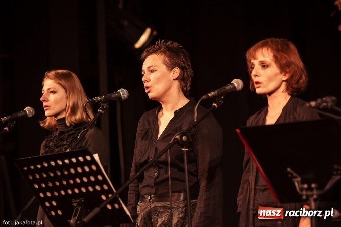 Zdjęcie w galerii na portalu naszraciborz.pl: Klimatyczne Zaduszki Poetyckie na scenie Strzechy wiadomości z regionu