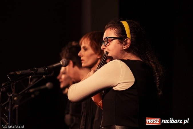 Zdjęcie w galerii na portalu naszraciborz.pl: Klimatyczne Zaduszki Poetyckie na scenie Strzechy wiadomości z regionu