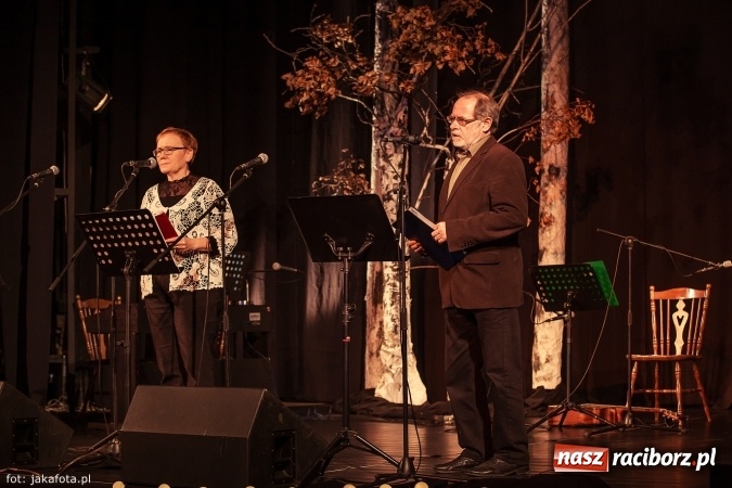 Zdjęcie w galerii na portalu naszraciborz.pl: Klimatyczne Zaduszki Poetyckie na scenie Strzechy wiadomości z regionu