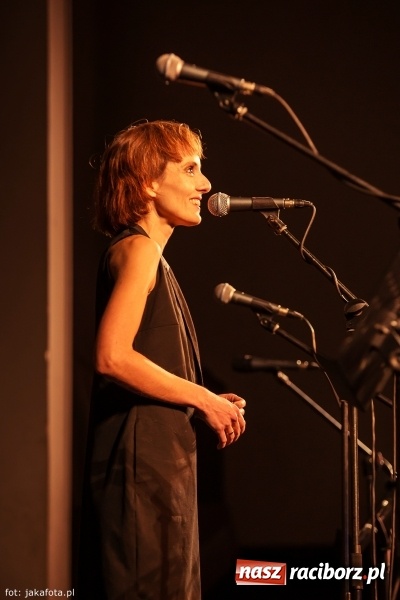 Zdjęcie w galerii na portalu naszraciborz.pl: Klimatyczne Zaduszki Poetyckie na scenie Strzechy wiadomości z regionu