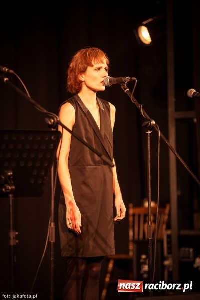 Zdjęcie w galerii na portalu naszraciborz.pl: Klimatyczne Zaduszki Poetyckie na scenie Strzechy wiadomości z regionu