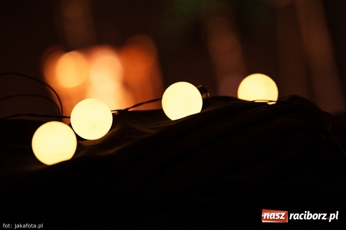 Zdjęcie w galerii na portalu naszraciborz.pl: Klimatyczne Zaduszki Poetyckie na scenie Strzechy wiadomości z regionu