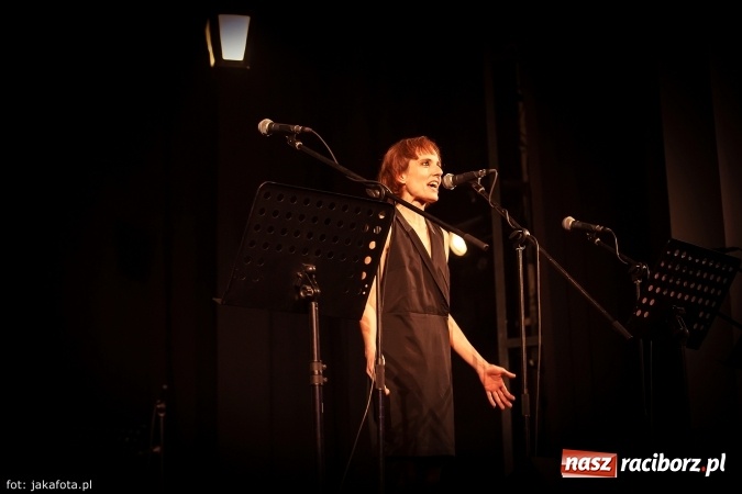 Zdjęcie w galerii na portalu naszraciborz.pl: Klimatyczne Zaduszki Poetyckie na scenie Strzechy wiadomości z regionu