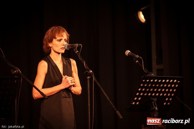 Zdjęcie w galerii na portalu naszraciborz.pl: Klimatyczne Zaduszki Poetyckie na scenie Strzechy wiadomości z regionu