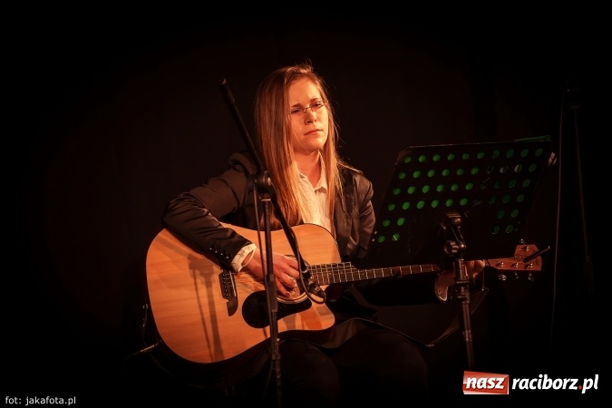 Zdjęcie w galerii na portalu naszraciborz.pl: Klimatyczne Zaduszki Poetyckie na scenie Strzechy wiadomości z regionu