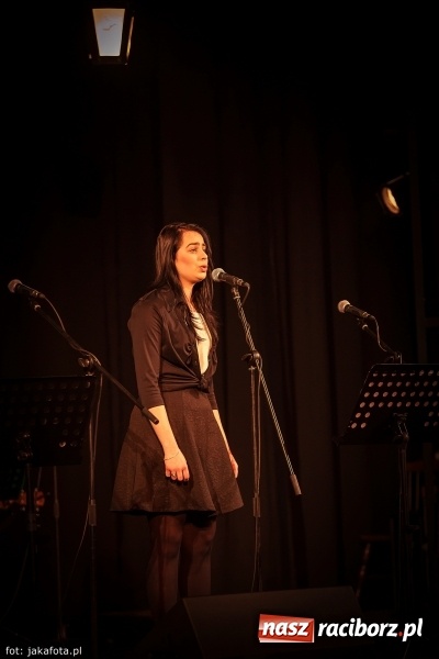 Zdjęcie w galerii na portalu naszraciborz.pl: Klimatyczne Zaduszki Poetyckie na scenie Strzechy wiadomości z regionu