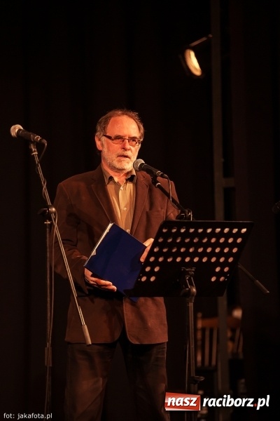Zdjęcie w galerii na portalu naszraciborz.pl: Klimatyczne Zaduszki Poetyckie na scenie Strzechy wiadomości z regionu