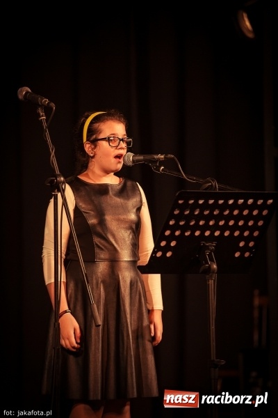 Zdjęcie w galerii na portalu naszraciborz.pl: Klimatyczne Zaduszki Poetyckie na scenie Strzechy wiadomości z regionu