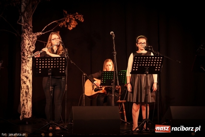 Zdjęcie w galerii na portalu naszraciborz.pl: Klimatyczne Zaduszki Poetyckie na scenie Strzechy wiadomości z regionu