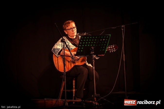 Zdjęcie w galerii na portalu naszraciborz.pl: Klimatyczne Zaduszki Poetyckie na scenie Strzechy wiadomości z regionu