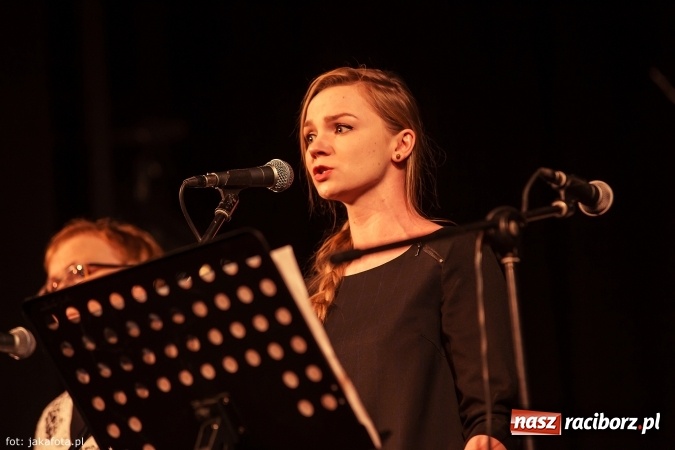 Zdjęcie w galerii na portalu naszraciborz.pl: Klimatyczne Zaduszki Poetyckie na scenie Strzechy wiadomości z regionu