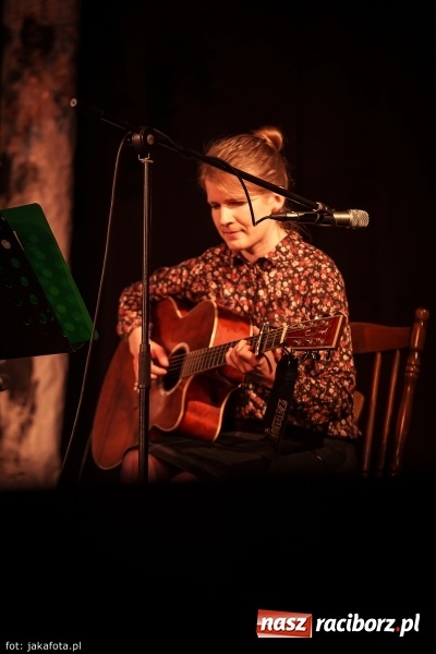 Zdjęcie w galerii na portalu naszraciborz.pl: Klimatyczne Zaduszki Poetyckie na scenie Strzechy wiadomości z regionu