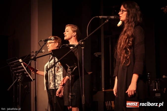 Zdjęcie w galerii na portalu naszraciborz.pl: Klimatyczne Zaduszki Poetyckie na scenie Strzechy wiadomości z regionu