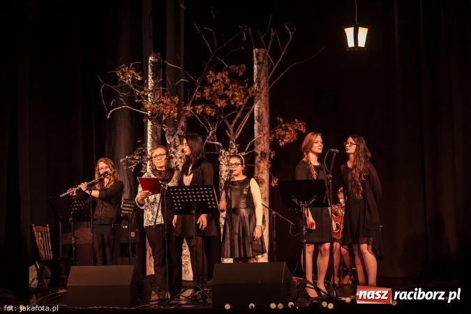 Zdjęcie w galerii na portalu naszraciborz.pl: Klimatyczne Zaduszki Poetyckie na scenie Strzechy wiadomości z regionu