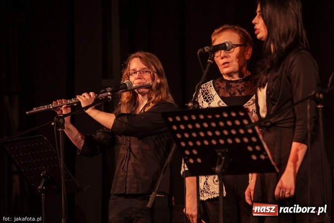 Zdjęcie w galerii na portalu naszraciborz.pl: Klimatyczne Zaduszki Poetyckie na scenie Strzechy wiadomości z regionu