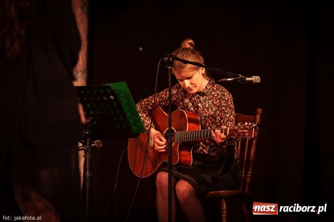 Zdjęcie w galerii na portalu naszraciborz.pl: Klimatyczne Zaduszki Poetyckie na scenie Strzechy wiadomości z regionu