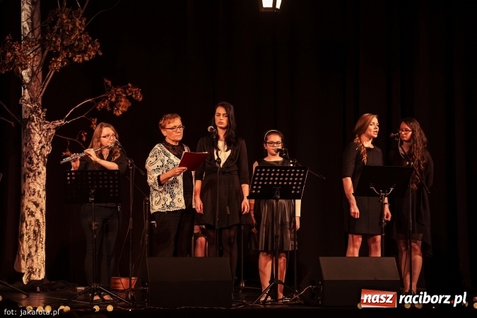 Zdjęcie w galerii na portalu naszraciborz.pl: Klimatyczne Zaduszki Poetyckie na scenie Strzechy wiadomości z regionu