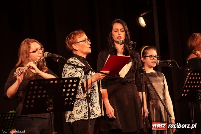 Zdjęcie w galerii na portalu naszraciborz.pl: Klimatyczne Zaduszki Poetyckie na scenie Strzechy wiadomości z regionu