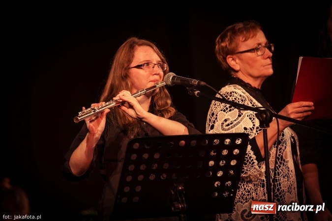 Zdjęcie w galerii na portalu naszraciborz.pl: Klimatyczne Zaduszki Poetyckie na scenie Strzechy wiadomości z regionu