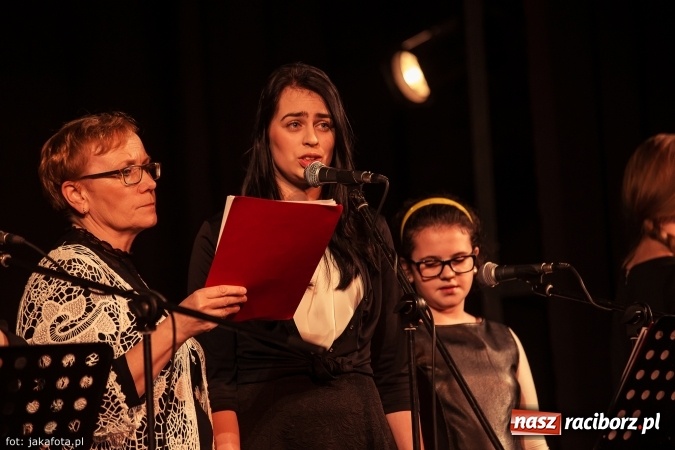 Zdjęcie w galerii na portalu naszraciborz.pl: Klimatyczne Zaduszki Poetyckie na scenie Strzechy wiadomości z regionu