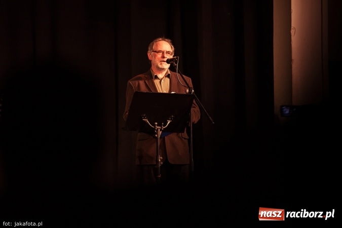 Zdjęcie w galerii na portalu naszraciborz.pl: Klimatyczne Zaduszki Poetyckie na scenie Strzechy wiadomości z regionu