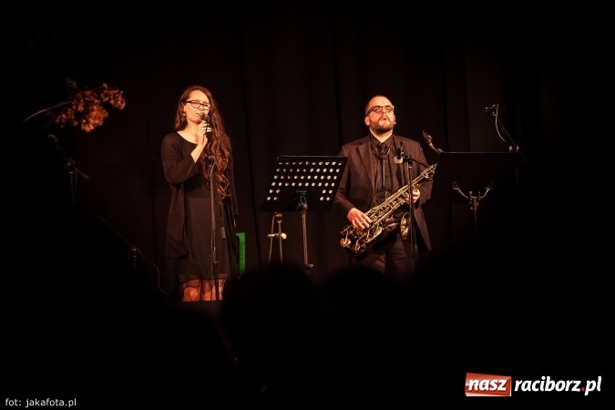 Zdjęcie w galerii na portalu naszraciborz.pl: Klimatyczne Zaduszki Poetyckie na scenie Strzechy wiadomości z regionu
