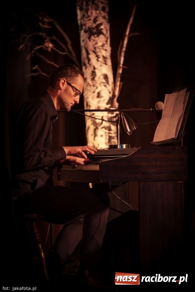 Zdjęcie w galerii na portalu naszraciborz.pl: Klimatyczne Zaduszki Poetyckie na scenie Strzechy wiadomości z regionu