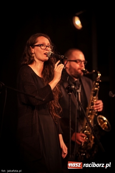 Zdjęcie w galerii na portalu naszraciborz.pl: Klimatyczne Zaduszki Poetyckie na scenie Strzechy wiadomości z regionu