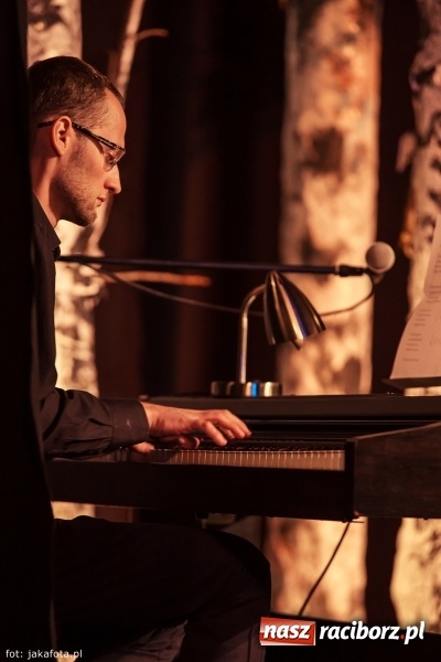 Zdjęcie w galerii na portalu naszraciborz.pl: Klimatyczne Zaduszki Poetyckie na scenie Strzechy wiadomości z regionu